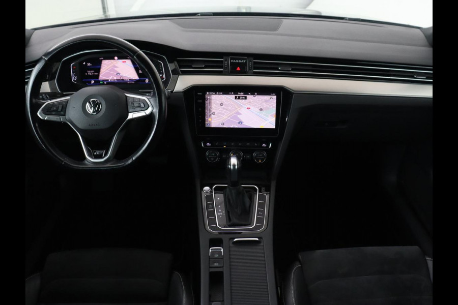 Volkswagen Passat 1.5 TSI Elegance Business R | Leder/Alcantara | Stoelverwarming | Trekhaak | Adaptive cruise | Matrix LED | Keyless | Carplay | Navigatie | Virtual Cockpit | Parkeerhulp | R Line