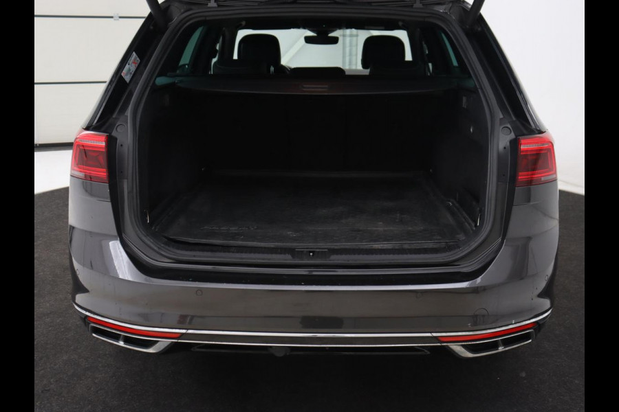 Volkswagen Passat 1.5 TSI Elegance Business R | Leder/Alcantara | Stoelverwarming | Trekhaak | Adaptive cruise | Matrix LED | Keyless | Carplay | Navigatie | Virtual Cockpit | Parkeerhulp | R Line