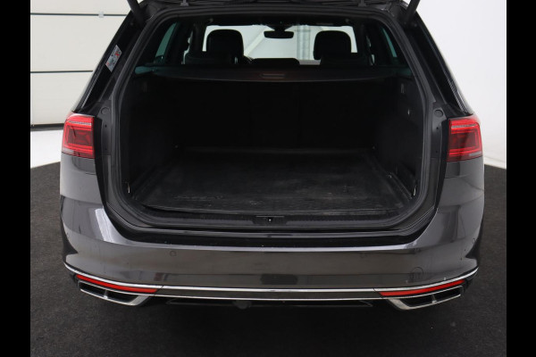 Volkswagen Passat 1.5 TSI Elegance Business R | Leder/Alcantara | Stoelverwarming | Trekhaak | Adaptive cruise | Matrix LED | Keyless | Carplay | Navigatie | Virtual Cockpit | Parkeerhulp | R Line