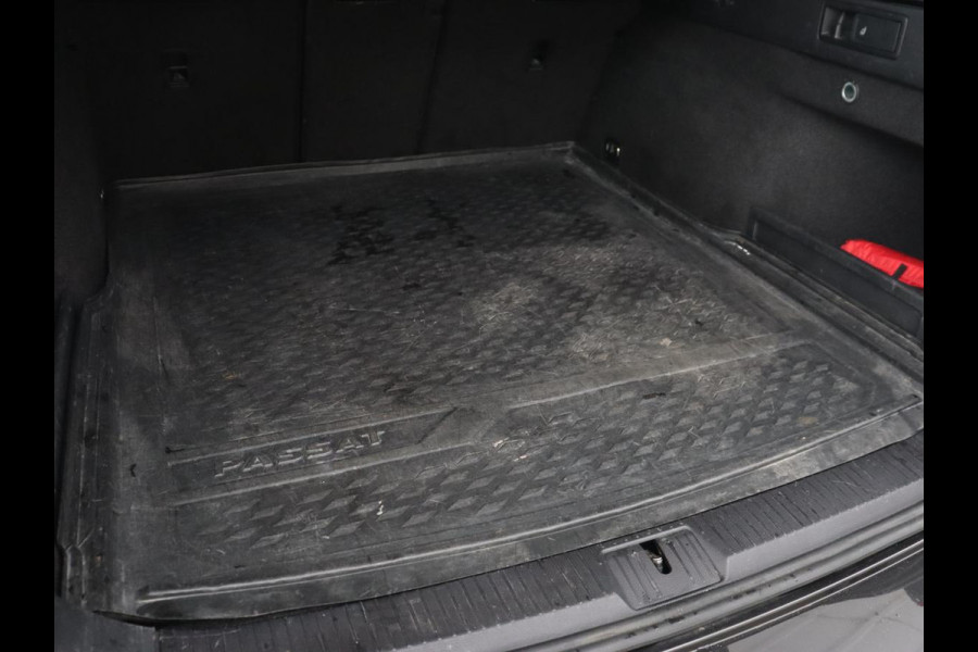 Volkswagen Passat 1.5 TSI Elegance Business R | Leder/Alcantara | Stoelverwarming | Trekhaak | Adaptive cruise | Matrix LED | Keyless | Carplay | Navigatie | Virtual Cockpit | Parkeerhulp | R Line