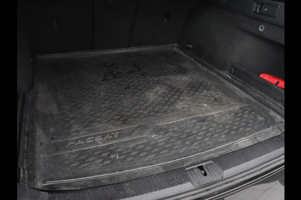 Volkswagen Passat 1.5 TSI Elegance Business R | Leder/Alcantara | Stoelverwarming | Trekhaak | Adaptive cruise | Matrix LED | Keyless | Carplay | Navigatie | Virtual Cockpit | Parkeerhulp | R Line