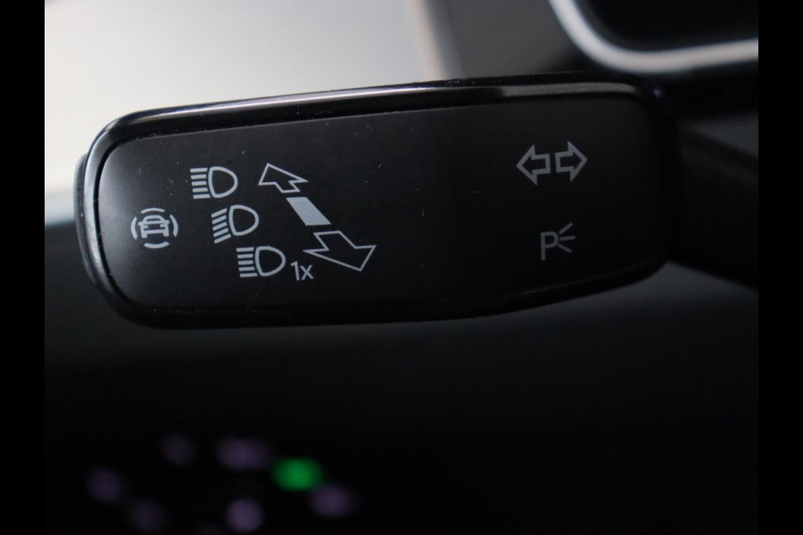 Volkswagen Passat 1.5 TSI Elegance Business R | Leder/Alcantara | Stoelverwarming | Trekhaak | Adaptive cruise | Matrix LED | Keyless | Carplay | Navigatie | Virtual Cockpit | Parkeerhulp | R Line