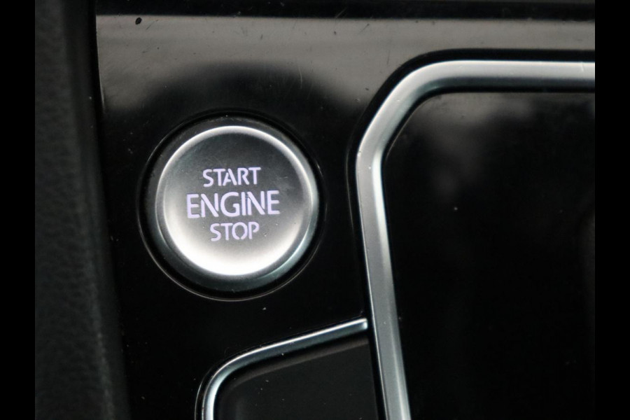 Volkswagen Passat 1.5 TSI Elegance Business R | Leder/Alcantara | Stoelverwarming | Trekhaak | Adaptive cruise | Matrix LED | Keyless | Carplay | Navigatie | Virtual Cockpit | Parkeerhulp | R Line