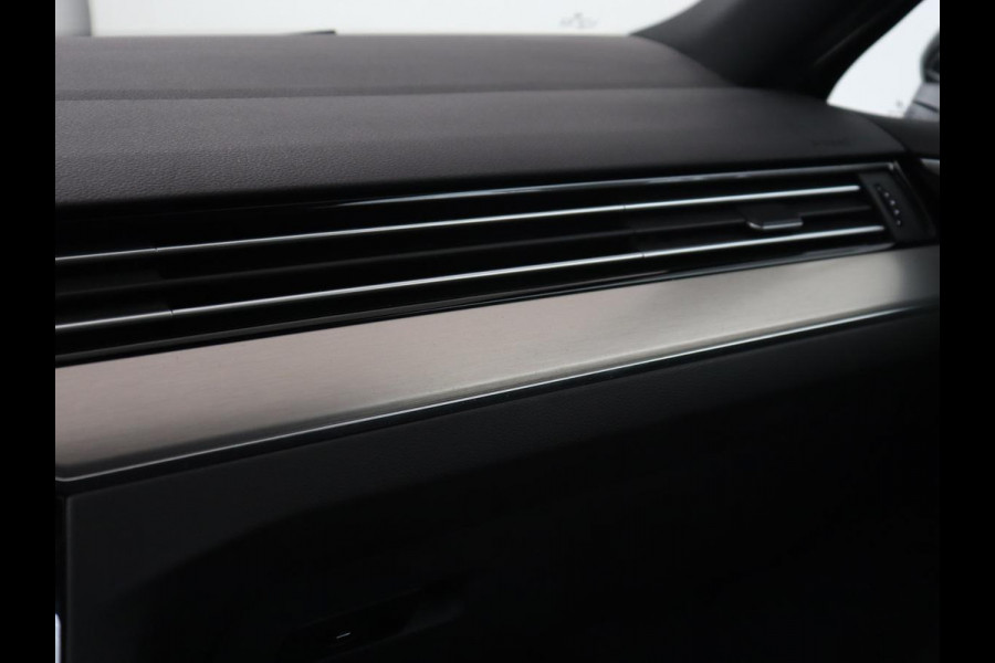 Volkswagen Passat 1.5 TSI Elegance Business R | Leder/Alcantara | Stoelverwarming | Trekhaak | Adaptive cruise | Matrix LED | Keyless | Carplay | Navigatie | Virtual Cockpit | Parkeerhulp | R Line