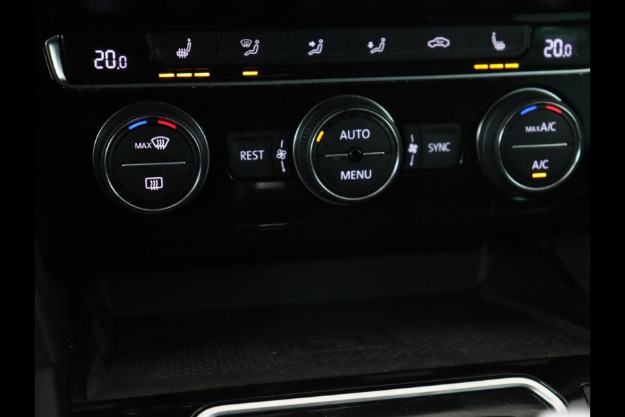 Volkswagen Passat 1.5 TSI Elegance Business R | Leder/Alcantara | Stoelverwarming | Trekhaak | Adaptive cruise | Matrix LED | Keyless | Carplay | Navigatie | Virtual Cockpit | Parkeerhulp | R Line