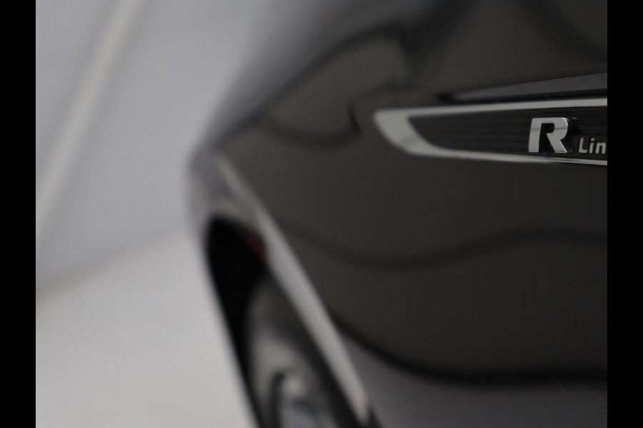 Volkswagen Passat 1.5 TSI Elegance Business R | Leder/Alcantara | Stoelverwarming | Trekhaak | Adaptive cruise | Matrix LED | Keyless | Carplay | Navigatie | Virtual Cockpit | Parkeerhulp | R Line