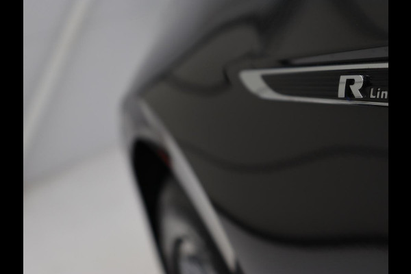 Volkswagen Passat 1.5 TSI Elegance Business R | Leder/Alcantara | Stoelverwarming | Trekhaak | Adaptive cruise | Matrix LED | Keyless | Carplay | Navigatie | Virtual Cockpit | Parkeerhulp | R Line