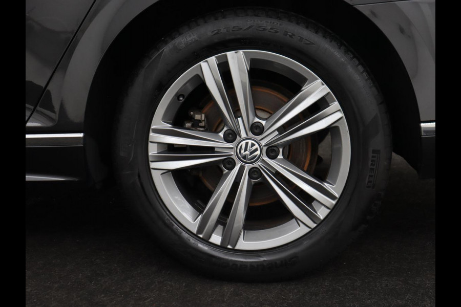 Volkswagen Passat 1.5 TSI Elegance Business R | Leder/Alcantara | Stoelverwarming | Trekhaak | Adaptive cruise | Matrix LED | Keyless | Carplay | Navigatie | Virtual Cockpit | Parkeerhulp | R Line