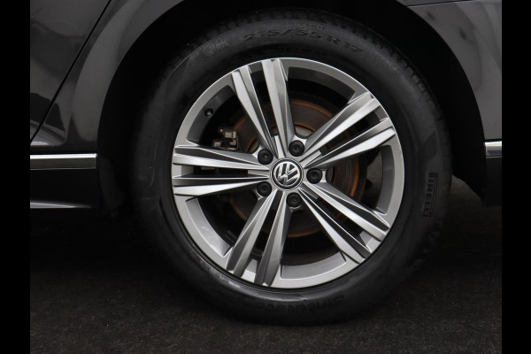 Volkswagen Passat 1.5 TSI Elegance Business R | Leder/Alcantara | Stoelverwarming | Trekhaak | Adaptive cruise | Matrix LED | Keyless | Carplay | Navigatie | Virtual Cockpit | Parkeerhulp | R Line