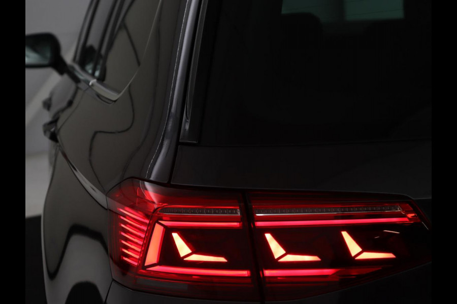 Volkswagen Passat 1.5 TSI Elegance Business R | Leder/Alcantara | Stoelverwarming | Trekhaak | Adaptive cruise | Matrix LED | Keyless | Carplay | Navigatie | Virtual Cockpit | Parkeerhulp | R Line