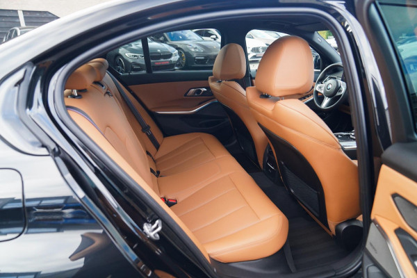 BMW 3-serie 330e xDrive M-pakket | BMW LED | Adaptieve Cruise | Camera | Harman/Kardon | Carbon | Driving Assistant | Active Guard BMW 3-serie 330e xDrive M-pakket | BMW LED | Adaptieve Cruise | Camera | Harman/Kardon | Carbon | Driving Assistant | Active Guard