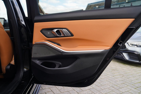 BMW 3-serie 330e xDrive M-pakket | BMW LED | Adaptieve Cruise | Camera | Harman/Kardon | Carbon | Driving Assistant | Active Guard BMW 3-serie 330e xDrive M-pakket | BMW LED | Adaptieve Cruise | Camera | Harman/Kardon | Carbon | Driving Assistant | Active Guard