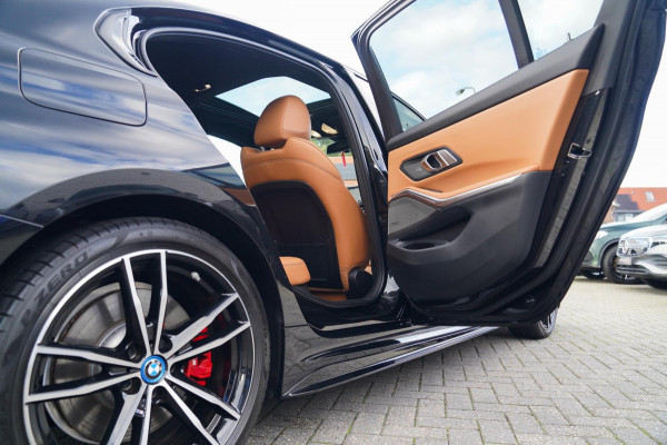 BMW 3-serie 330e xDrive M-pakket | BMW LED | Adaptieve Cruise | Camera | Harman/Kardon | Carbon | Driving Assistant | Active Guard BMW 3-serie 330e xDrive M-pakket | BMW LED | Adaptieve Cruise | Camera | Harman/Kardon | Carbon | Driving Assistant | Active Guard
