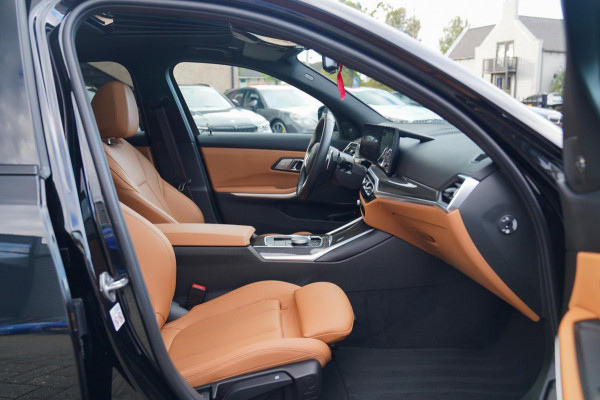 BMW 3-serie 330e xDrive M-pakket | BMW LED | Adaptieve Cruise | Camera | Harman/Kardon | Carbon | Driving Assistant | Active Guard BMW 3-serie 330e xDrive M-pakket | BMW LED | Adaptieve Cruise | Camera | Harman/Kardon | Carbon | Driving Assistant | Active Guard