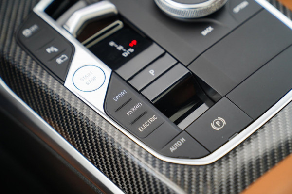 BMW 3-serie 330e xDrive M-pakket | BMW LED | Adaptieve Cruise | Camera | Harman/Kardon | Carbon | Driving Assistant | Active Guard BMW 3-serie 330e xDrive M-pakket | BMW LED | Adaptieve Cruise | Camera | Harman/Kardon | Carbon | Driving Assistant | Active Guard