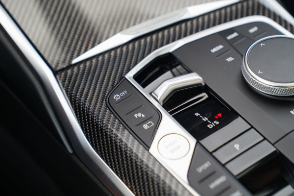 BMW 3-serie 330e xDrive M-pakket | BMW LED | Adaptieve Cruise | Camera | Harman/Kardon | Carbon | Driving Assistant | Active Guard BMW 3-serie 330e xDrive M-pakket | BMW LED | Adaptieve Cruise | Camera | Harman/Kardon | Carbon | Driving Assistant | Active Guard