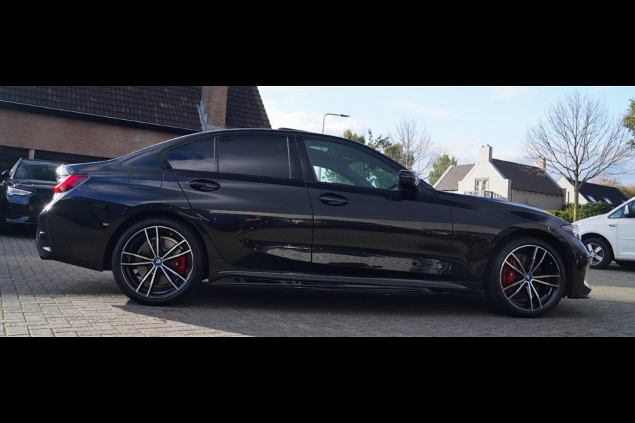 BMW 3-serie 330e xDrive M-pakket | BMW LED | Adaptieve Cruise | Camera | Harman/Kardon | Carbon | Driving Assistant | Active Guard BMW 3-serie 330e xDrive M-pakket | BMW LED | Adaptieve Cruise | Camera | Harman/Kardon | Carbon | Driving Assistant | Active Guard