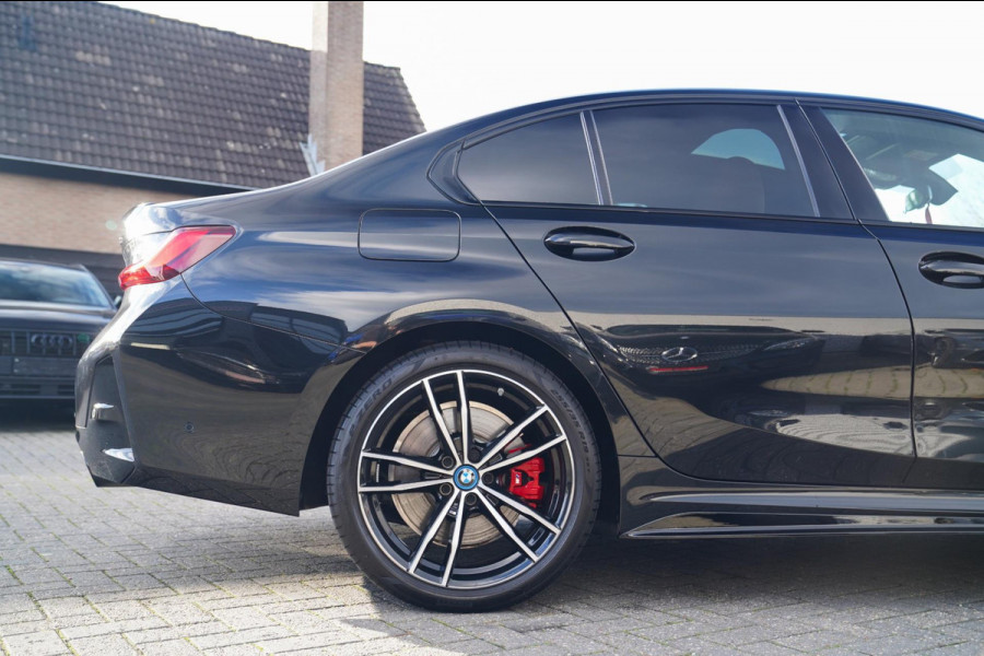 BMW 3-serie 330e xDrive M-pakket | BMW LED | Adaptieve Cruise | Camera | Harman/Kardon | Carbon | Driving Assistant | Active Guard BMW 3-serie 330e xDrive M-pakket | BMW LED | Adaptieve Cruise | Camera | Harman/Kardon | Carbon | Driving Assistant | Active Guard
