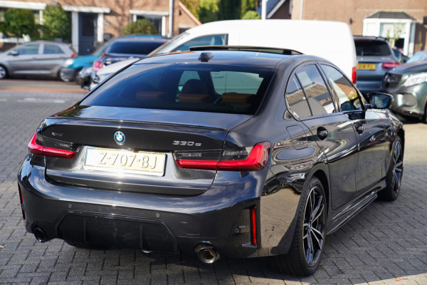 BMW 3-serie 330e xDrive M-pakket | BMW LED | Adaptieve Cruise | Camera | Harman/Kardon | Carbon | Driving Assistant | Active Guard BMW 3-serie 330e xDrive M-pakket | BMW LED | Adaptieve Cruise | Camera | Harman/Kardon | Carbon | Driving Assistant | Active Guard