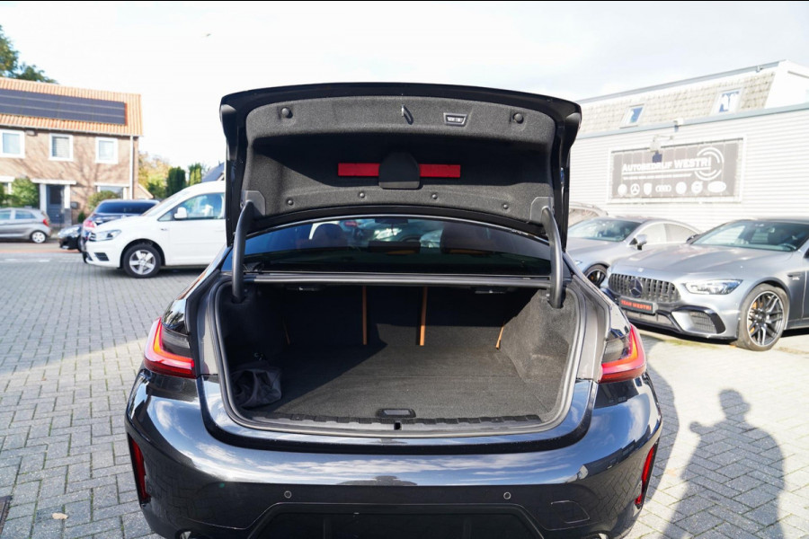 BMW 3-serie 330e xDrive M-pakket | BMW LED | Adaptieve Cruise | Camera | Harman/Kardon | Carbon | Driving Assistant | Active Guard BMW 3-serie 330e xDrive M-pakket | BMW LED | Adaptieve Cruise | Camera | Harman/Kardon | Carbon | Driving Assistant | Active Guard