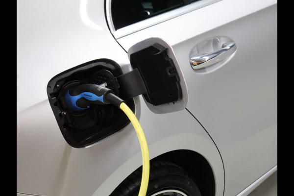 Mercedes-Benz A-Klasse 250 e Business Solution Luxury Limited [SCHUIFKANTELDAK, MEMORY SEATS, APPLE CARPLAY, ANDROID, BURMESTER SOUND, CAMERA, VOL LEDER, CRUISE, CLIMATE, NIEUWSTAAT]