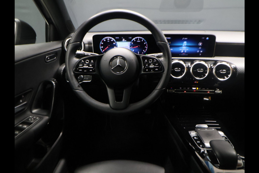 Mercedes-Benz A-Klasse 180 Sport [DIGITAL DASHBOARD, CAMERA, HALF LEDER, STOELVERWARMING, PDC V+A, BLUETOOTH, CRUISE, CLIMATE, NIEUWSTAAT]