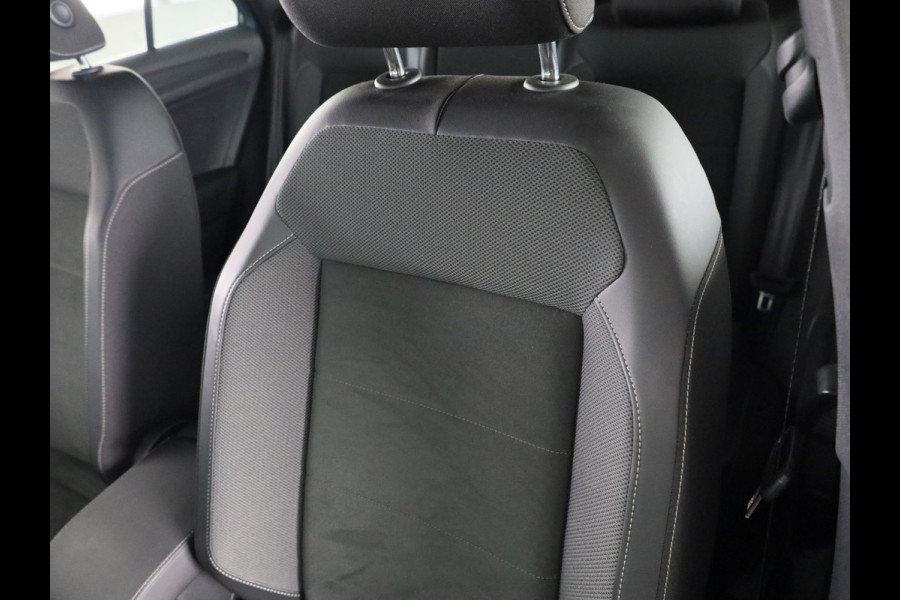 Volkswagen T-Roc 1.5 TSI R-Line 150 PK DSG | Navigatie | Trekhaak afneembaar | ErgoActive Stoel Pakket | Parkeercamera |