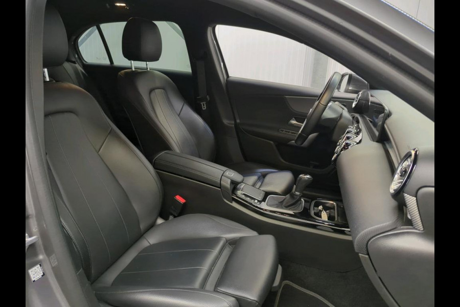 Mercedes-Benz A-Klasse 160 Business Solution Luxury Navigatie Apple Carplay/Android Auto Camera Parkeersensoren Cruise Control Stoelverwarming Virtual Cockpit Lichtmetalen velgen Climate Control