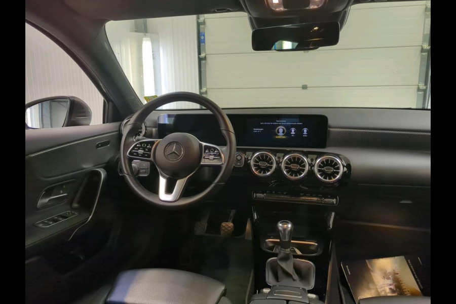 Mercedes-Benz A-Klasse 160 Business Solution Luxury Navigatie Apple Carplay/Android Auto Camera Parkeersensoren Cruise Control Stoelverwarming Virtual Cockpit Lichtmetalen velgen Climate Control