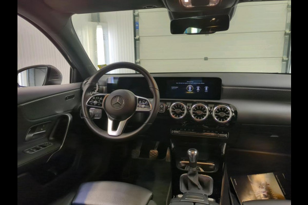 Mercedes-Benz A-Klasse 160 Business Solution Luxury Navigatie Apple Carplay/Android Auto Camera Parkeersensoren Cruise Control Stoelverwarming Virtual Cockpit Lichtmetalen velgen Climate Control