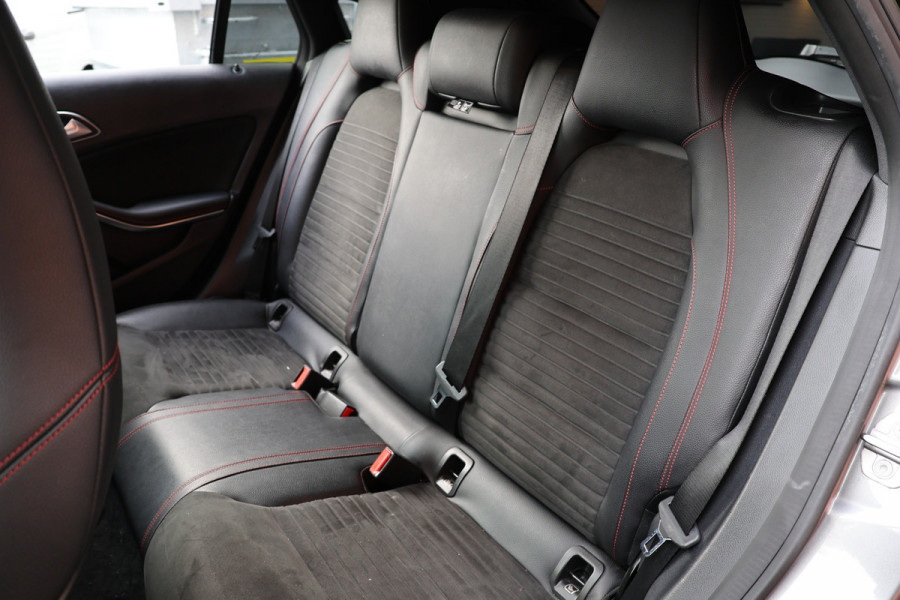 Mercedes-Benz CLA-Klasse Shooting Brake 180 AMG | Panoramadak | Camera | Stoelverwarming | Navigatie | Bi-Xenon | Facelift | Trekhaak afneembaar | F1 Flippers | NAP Logisch | Nieuwe APK Mercedes-Benz CLA-Klasse Shooting Brake 180 AMG | Panoramadak | Camera | Stoelverwarming | Navigatie | Bi-Xenon | Facelift | Trekhaak afneembaar | F1 Flippers | NAP Logisch | Nieuwe APK