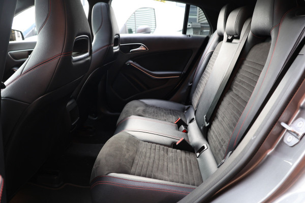 Mercedes-Benz CLA-Klasse Shooting Brake 180 AMG | Panoramadak | Camera | Stoelverwarming | Navigatie | Bi-Xenon | Facelift | Trekhaak afneembaar | F1 Flippers | NAP Logisch | Nieuwe APK Mercedes-Benz CLA-Klasse Shooting Brake 180 AMG | Panoramadak | Camera | Stoelverwarming | Navigatie | Bi-Xenon | Facelift | Trekhaak afneembaar | F1 Flippers | NAP Logisch | Nieuwe APK