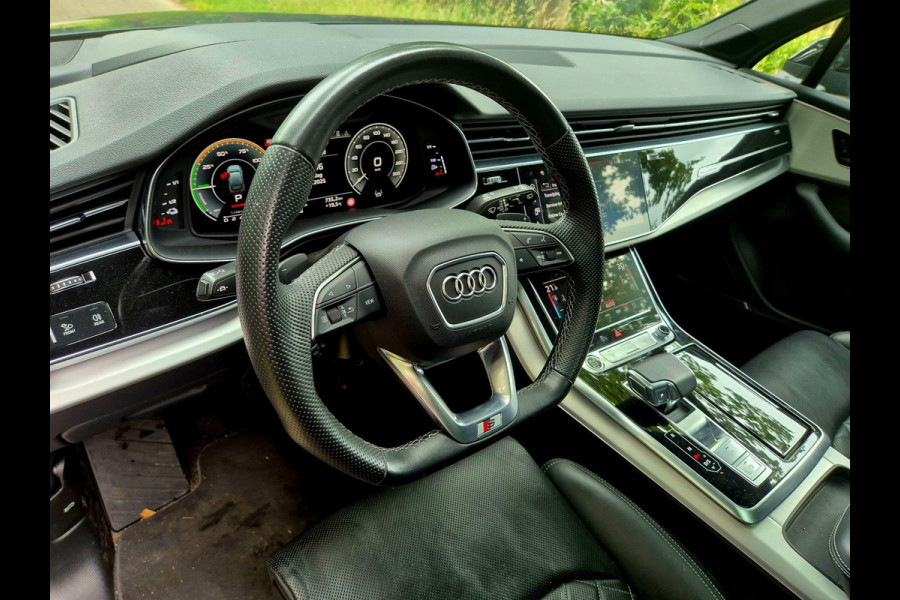 Audi Q7 60 TFSI e quattro Competition . Head-up . Sportstoelen. Panodak Audi Q7 60 TFSI e quattro Competition . Head-up . Sportstoelen. Panodak