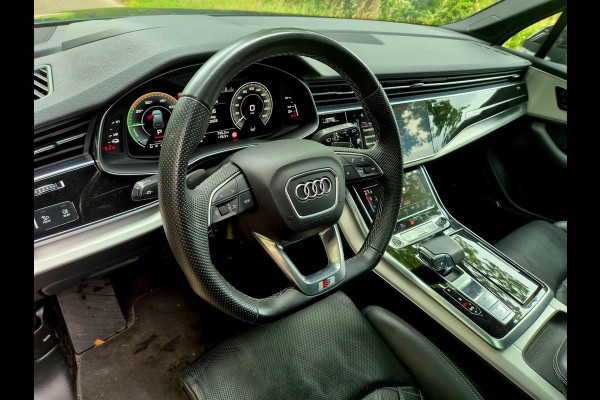 Audi Q7 60 TFSI e quattro Competition . Head-up . Sportstoelen. Panodak Audi Q7 60 TFSI e quattro Competition . Head-up . Sportstoelen. Panodak