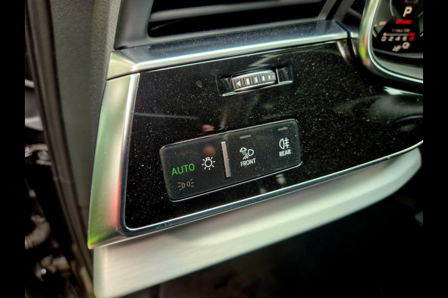 Audi Q7 60 TFSI e quattro Competition . Head-up . Sportstoelen. Panodak Audi Q7 60 TFSI e quattro Competition . Head-up . Sportstoelen. Panodak