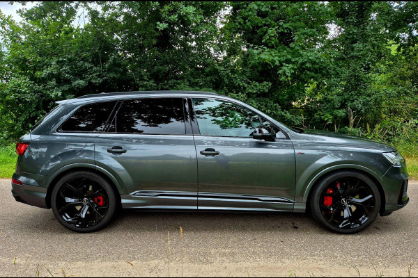 Audi Q7 60 TFSI e quattro Competition . Head-up . Sportstoelen. Panodak Audi Q7 60 TFSI e quattro Competition . Head-up . Sportstoelen. Panodak