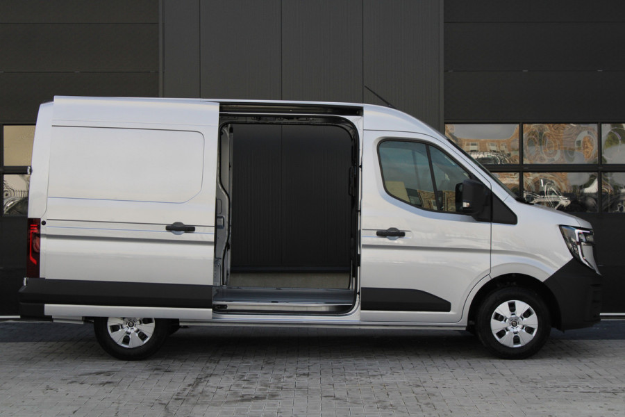 Renault Master T35 2.0 dCi 170pk L2H2 Extra - 2x Schuifdeur - Navigatie - Blind Spot - Camera - Stoelverwarming - Verwarmde voorruit - Rijklaar Renault Master T35 2.0 dCi 170pk L2H2 Extra - 2x Schuifdeur - Navigatie - Blind Spot - Camera - Stoelverwarming - Verwarmde voorruit - Rijklaar