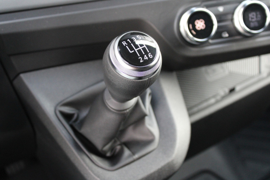 Renault Master T35 2.0 dCi 170pk L2H2 Extra - 2x Schuifdeur - Navigatie - Blind Spot - Camera - Stoelverwarming - Verwarmde voorruit - Rijklaar Renault Master T35 2.0 dCi 170pk L2H2 Extra - 2x Schuifdeur - Navigatie - Blind Spot - Camera - Stoelverwarming - Verwarmde voorruit - Rijklaar