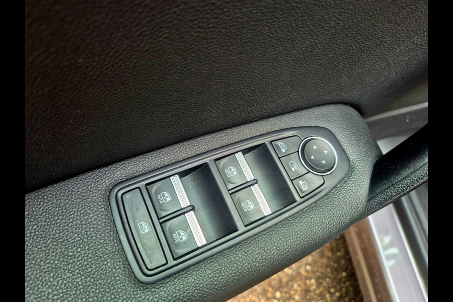 Renault Captur 1.6 E-Tech Plug-in Hybrid 160 Panoramadsk trekhaak Renault Captur 1.6 E-Tech Plug-in Hybrid 160 Panoramadsk trekhaak