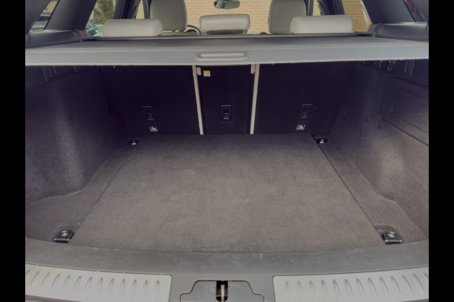 Land Rover Range Rover Velar 3.0 V6 AWD HSE R-dynamic - Airco, Elek. verst. stoelen, Stuur- stoelverwarming, Pano, Cruise! Land Rover Range Rover Velar 3.0 V6 AWD HSE R-dynamic - Airco, Elek. verst. stoelen, Stuur- stoelverwarming, Pano, Cruise!