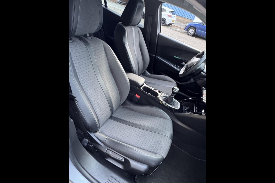 Peugeot 2008 1.2 PureTech Allure 131PK - Navigatie I LED/PDC I Achteruitrij camera I Airco I Sport velgen I Dealer onderhouden