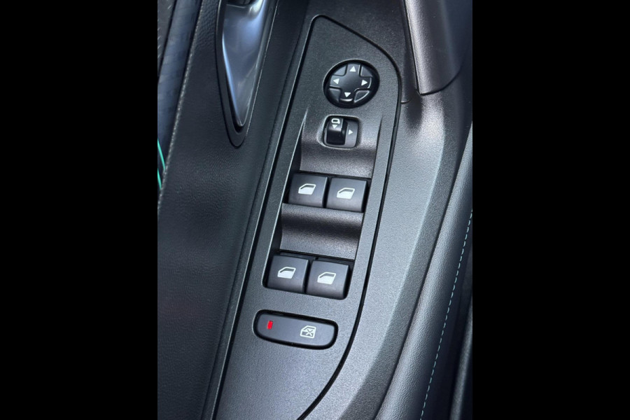 Peugeot 2008 1.2 PureTech Allure 131PK - Navigatie I LED/PDC I Achteruitrij camera I Airco I Sport velgen I Dealer onderhouden