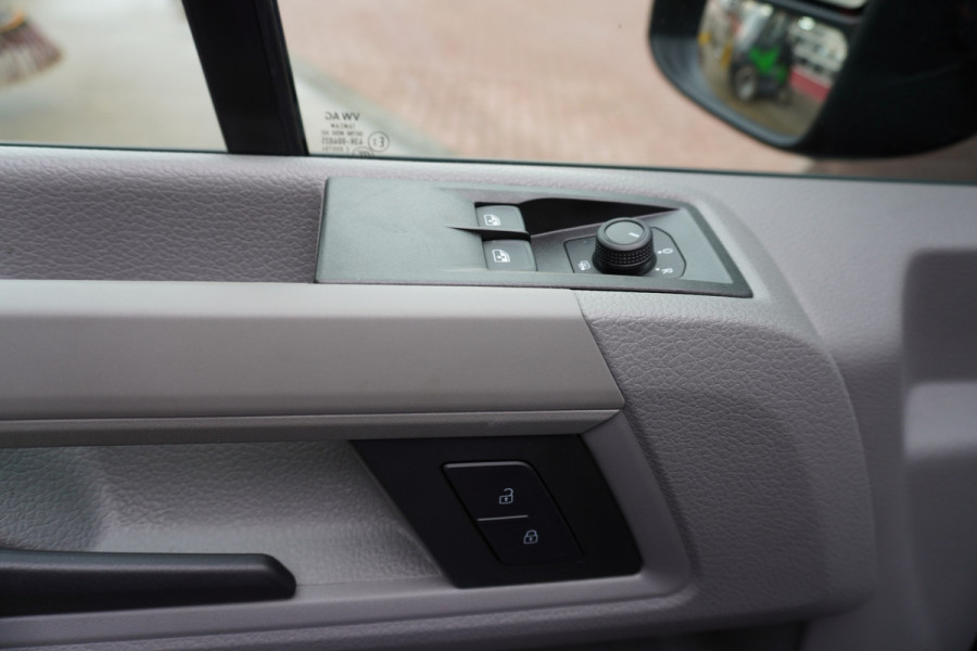 Volkswagen Crafter 30 2.0 TDI 141PK L3H3 Exclusive Automaat Climate | Adap.Cruise | Navi | Camera Volkswagen Crafter 30 2.0 TDI 141PK L3H3 Exclusive Automaat Climate | Adap.Cruise | Navi | Camera