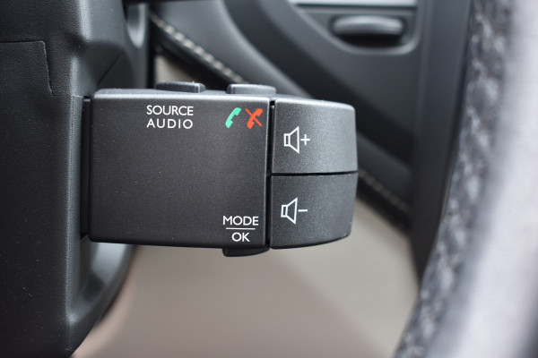 Renault Captur 1.2 TCe Initiale Paris Automaat leer Navi 13000 km Hoge instap