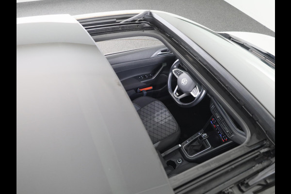 Volkswagen Polo 1.0 TSI R-Line 95PK | Automaat (DSG) | Panoramadak | Camera | Stoelverwarming Volkswagen Polo 1.0 TSI R-Line 95PK | Automaat (DSG) | Panoramadak | Camera | Stoelverwarming