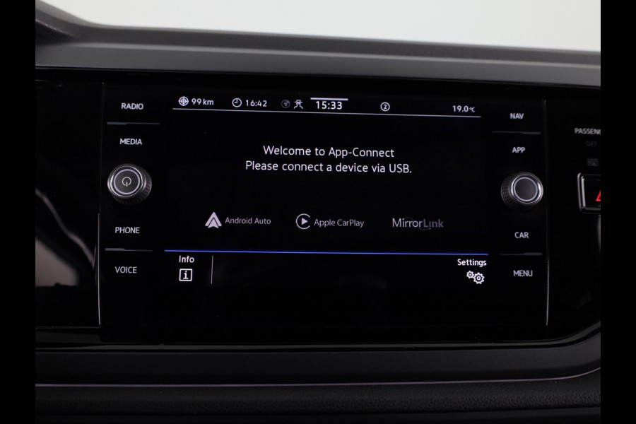 Volkswagen Polo 1.0 TSI R-Line 95PK | Automaat (DSG) | Panoramadak | Camera | Stoelverwarming Volkswagen Polo 1.0 TSI R-Line 95PK | Automaat (DSG) | Panoramadak | Camera | Stoelverwarming