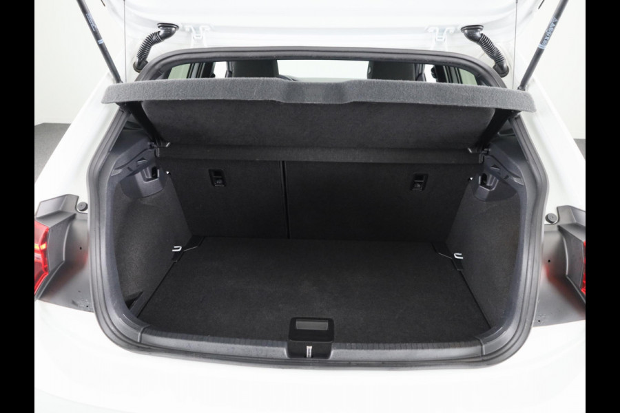 Volkswagen Polo 1.0 TSI R-Line 95PK | Automaat (DSG) | Panoramadak | Camera | Stoelverwarming Volkswagen Polo 1.0 TSI R-Line 95PK | Automaat (DSG) | Panoramadak | Camera | Stoelverwarming