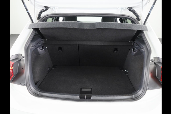 Volkswagen Polo 1.0 TSI R-Line 95PK | Automaat (DSG) | Panoramadak | Camera | Stoelverwarming Volkswagen Polo 1.0 TSI R-Line 95PK | Automaat (DSG) | Panoramadak | Camera | Stoelverwarming