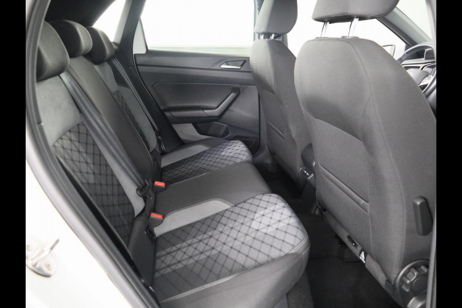 Volkswagen Polo 1.0 TSI R-Line 95PK | Automaat (DSG) | Panoramadak | Camera | Stoelverwarming Volkswagen Polo 1.0 TSI R-Line 95PK | Automaat (DSG) | Panoramadak | Camera | Stoelverwarming