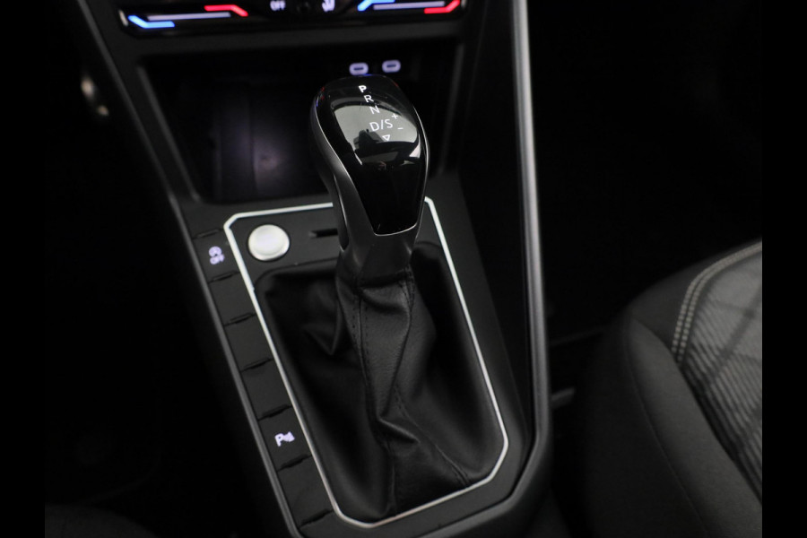 Volkswagen Polo 1.0 TSI R-Line 95PK | Automaat (DSG) | Panoramadak | Camera | Stoelverwarming Volkswagen Polo 1.0 TSI R-Line 95PK | Automaat (DSG) | Panoramadak | Camera | Stoelverwarming